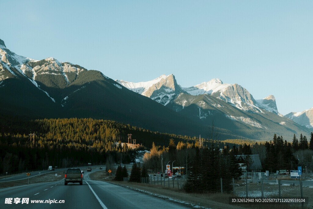 公路旁的壮丽雪山风景