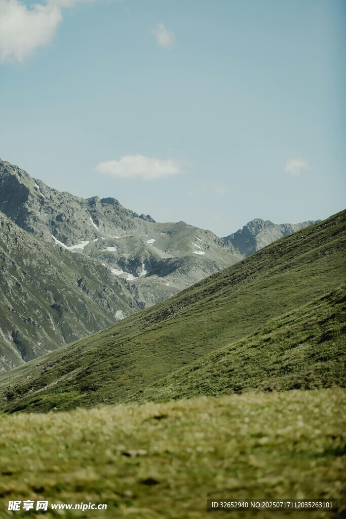 青山绿野间的秀丽山景