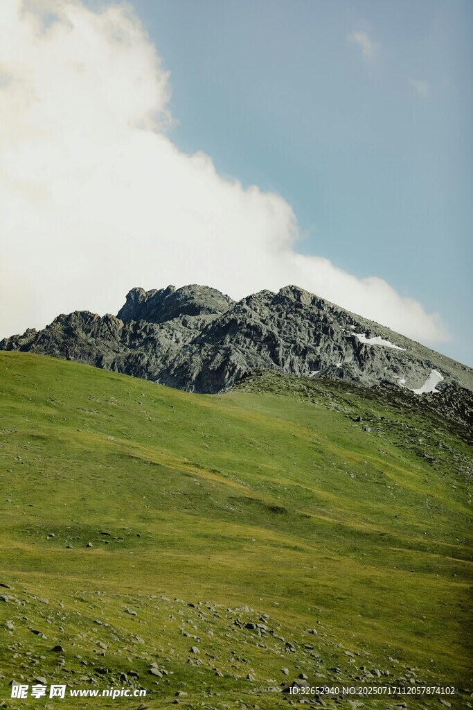 青山之巅云绕峻岭