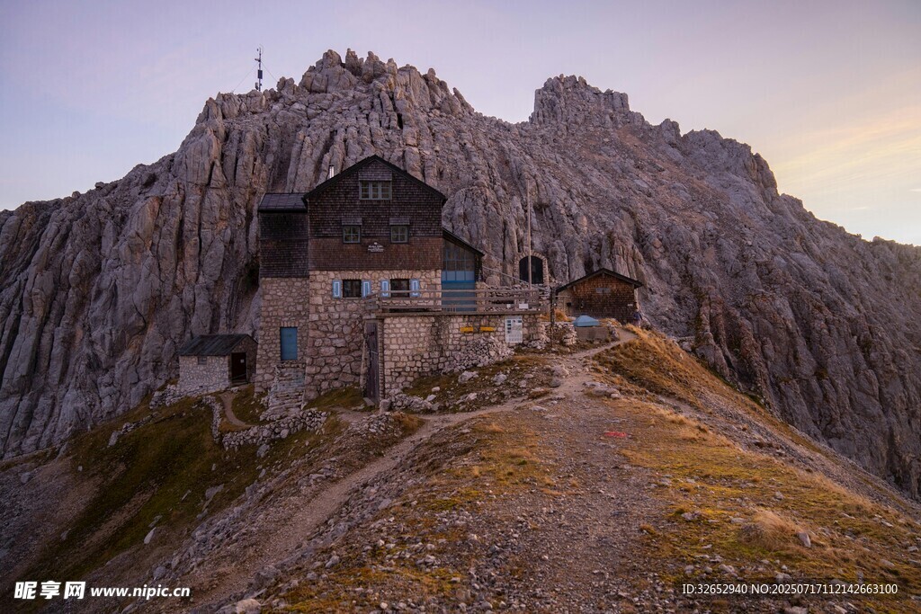 山间小屋屹立于巍峨山峰
