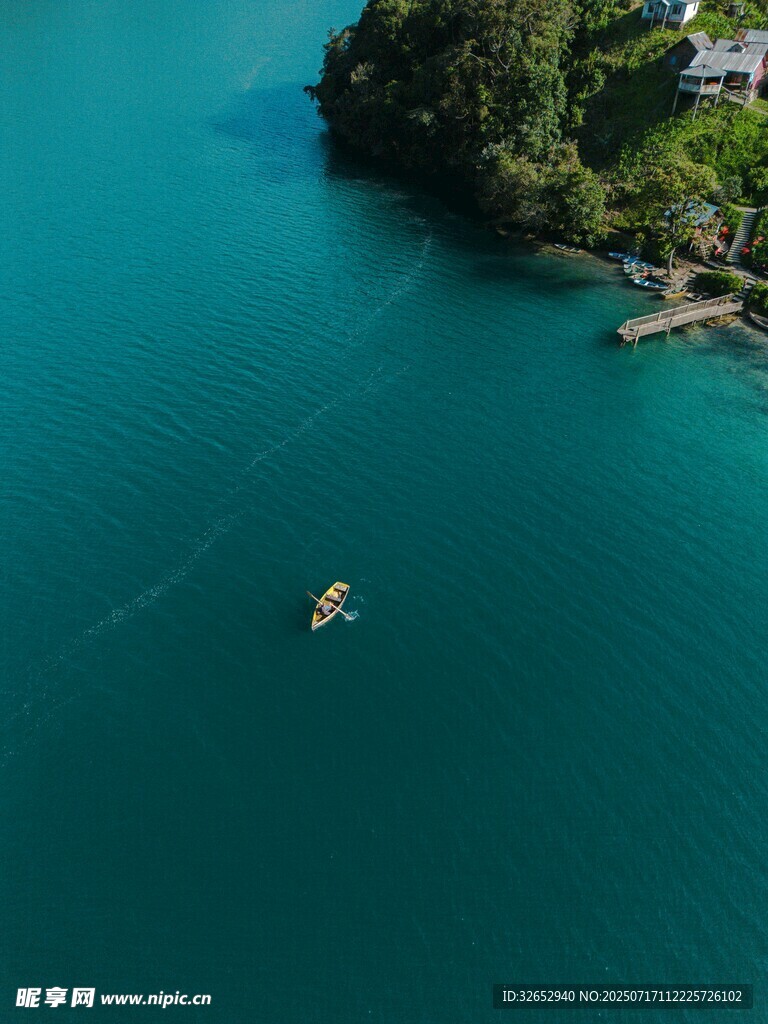 碧海孤舟伴绿岛