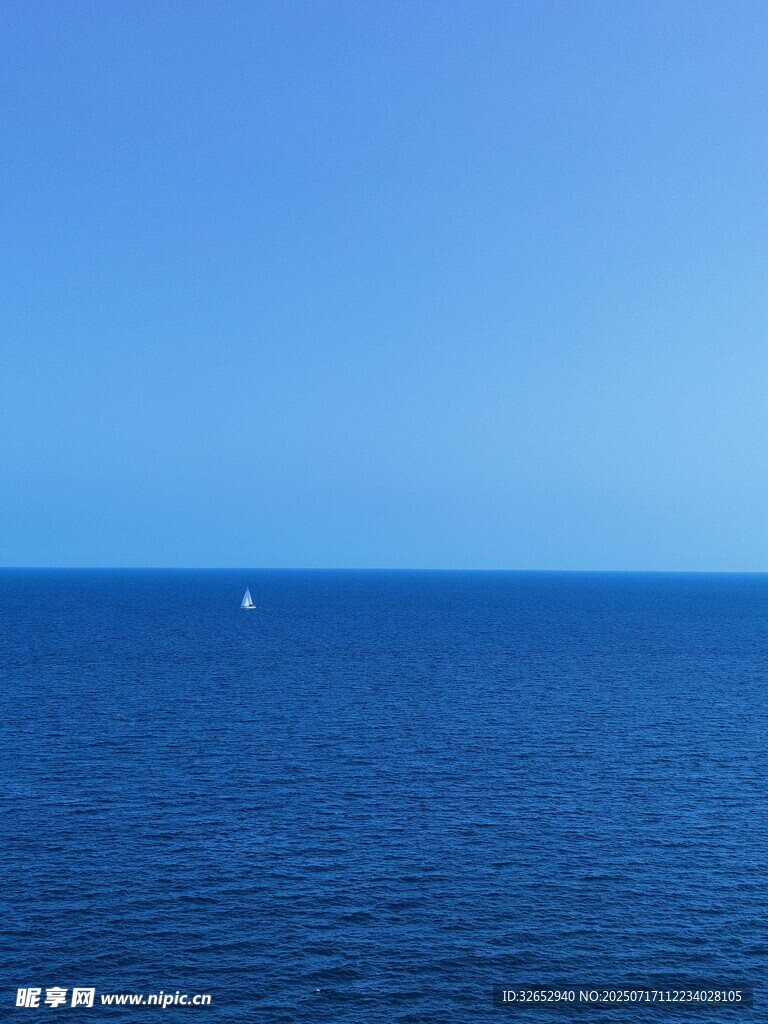 广阔蔚蓝大海上的孤舟
