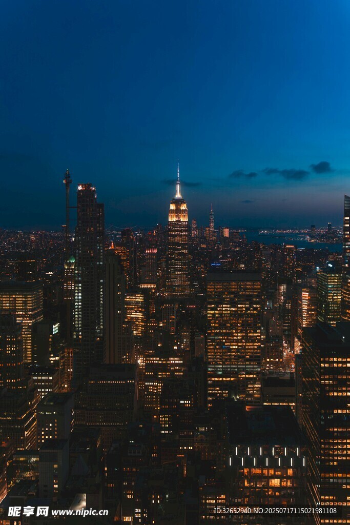 夜幕下的繁华都市景观