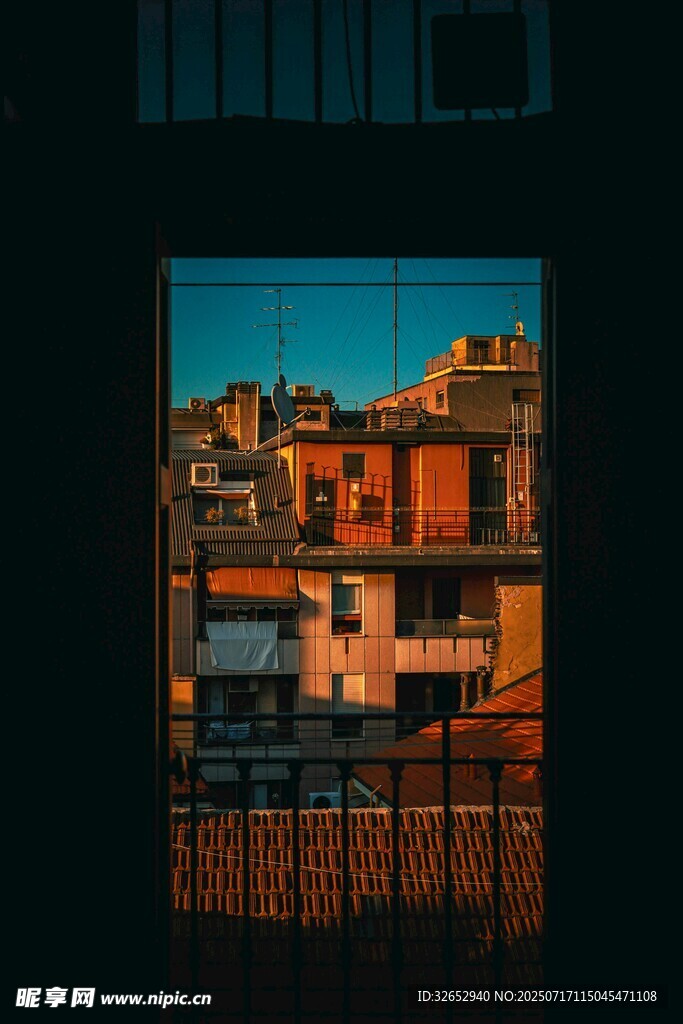 透过窗户看城市风景