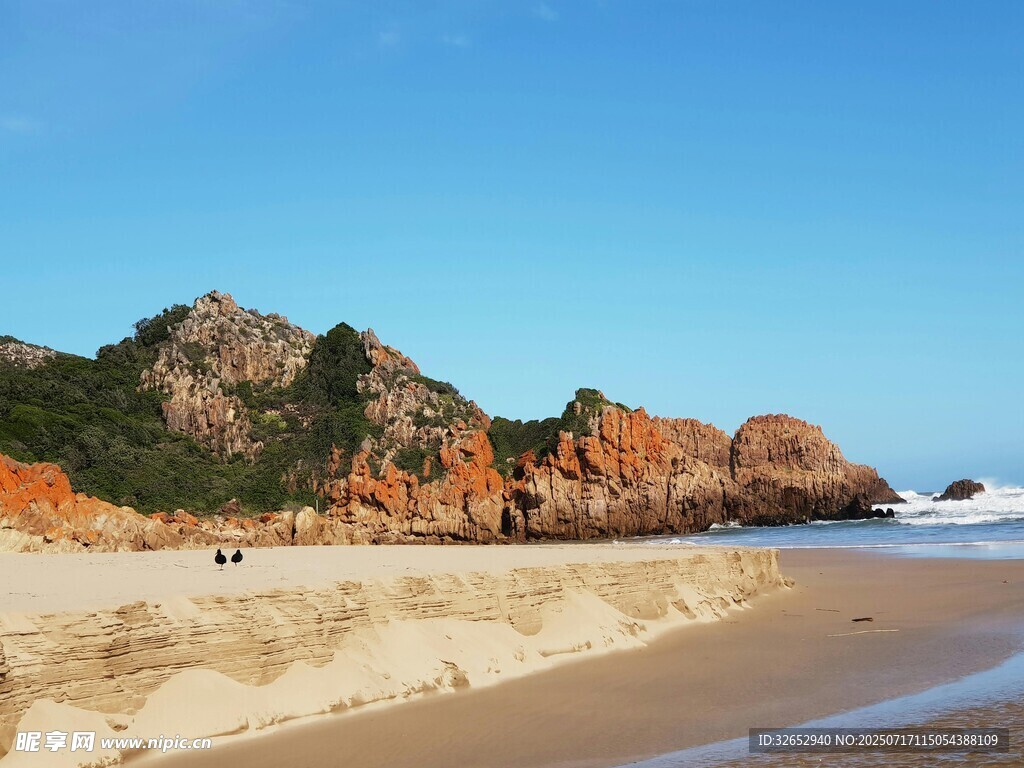 美丽海滨沙滩与嶙峋礁石