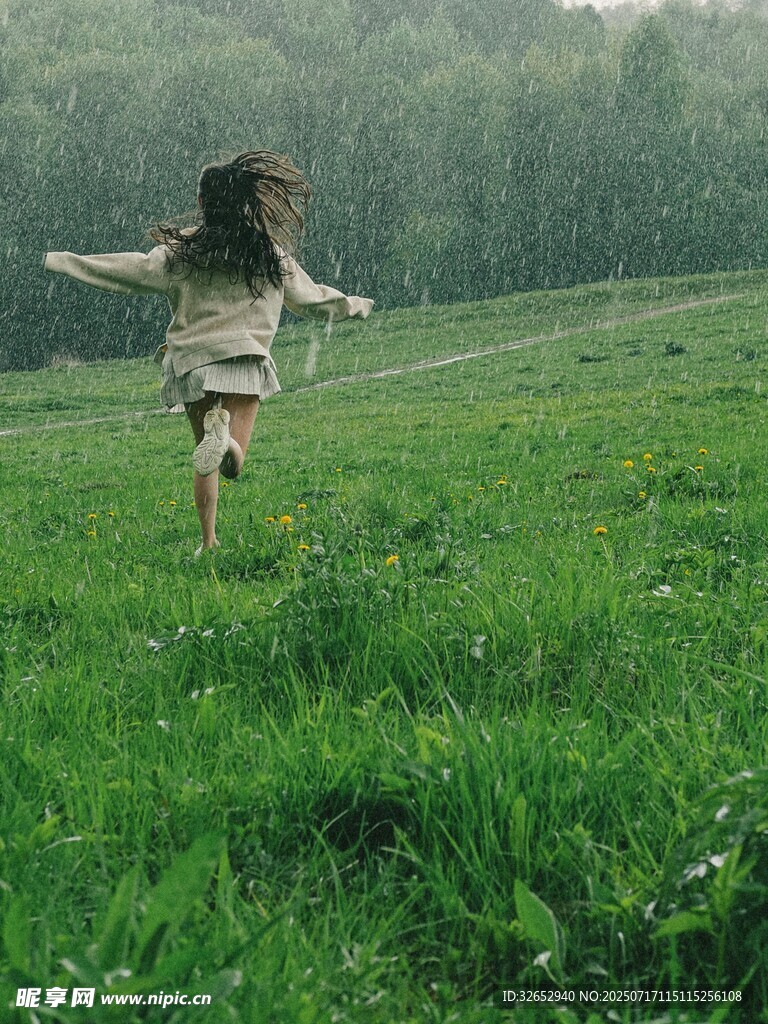 女孩在绿草地中欢快奔跑