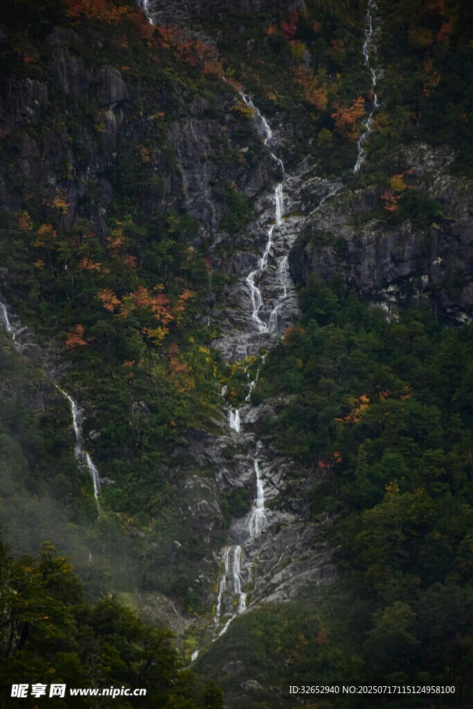山间飞瀑秋色中的灵动景致