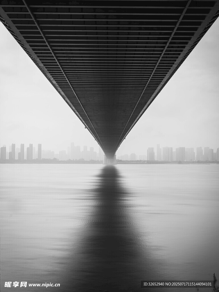 桥下水面的黑白静谧景象