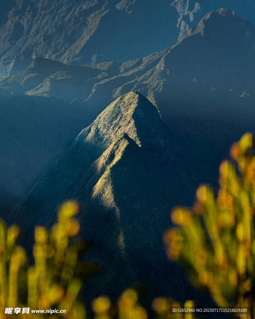 山间光影下的壮丽景致