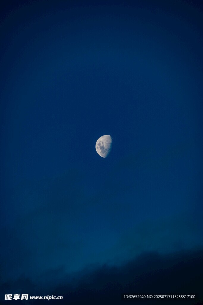 夜空下的孤月