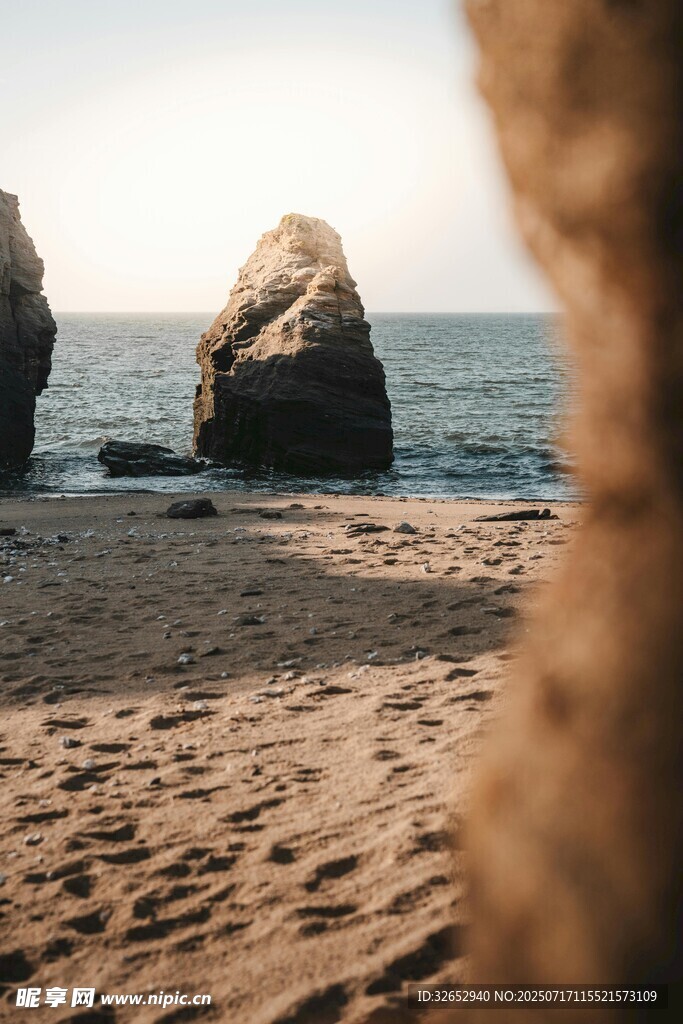 沙滩海景巨石矗立