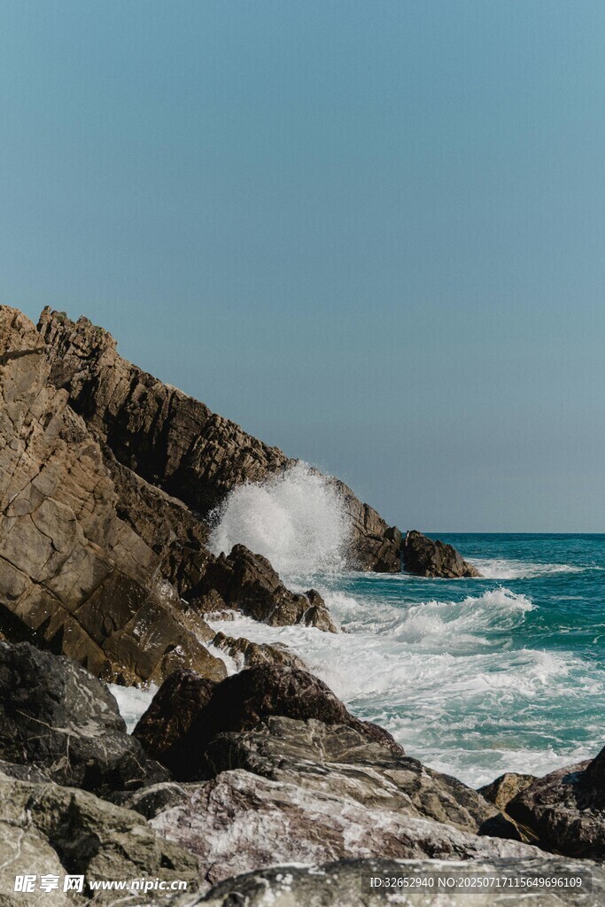 海边礁石与翻涌海浪