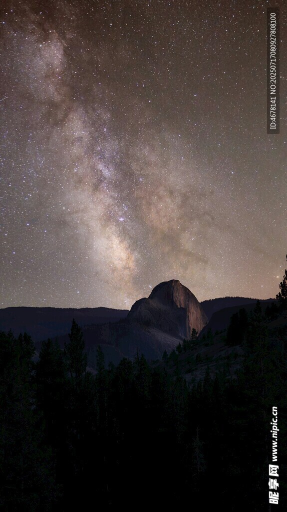 夜空下的壮丽银河与山峦