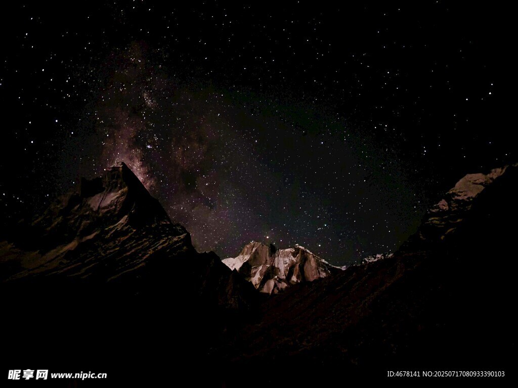 夜空下的壮丽山峦星空