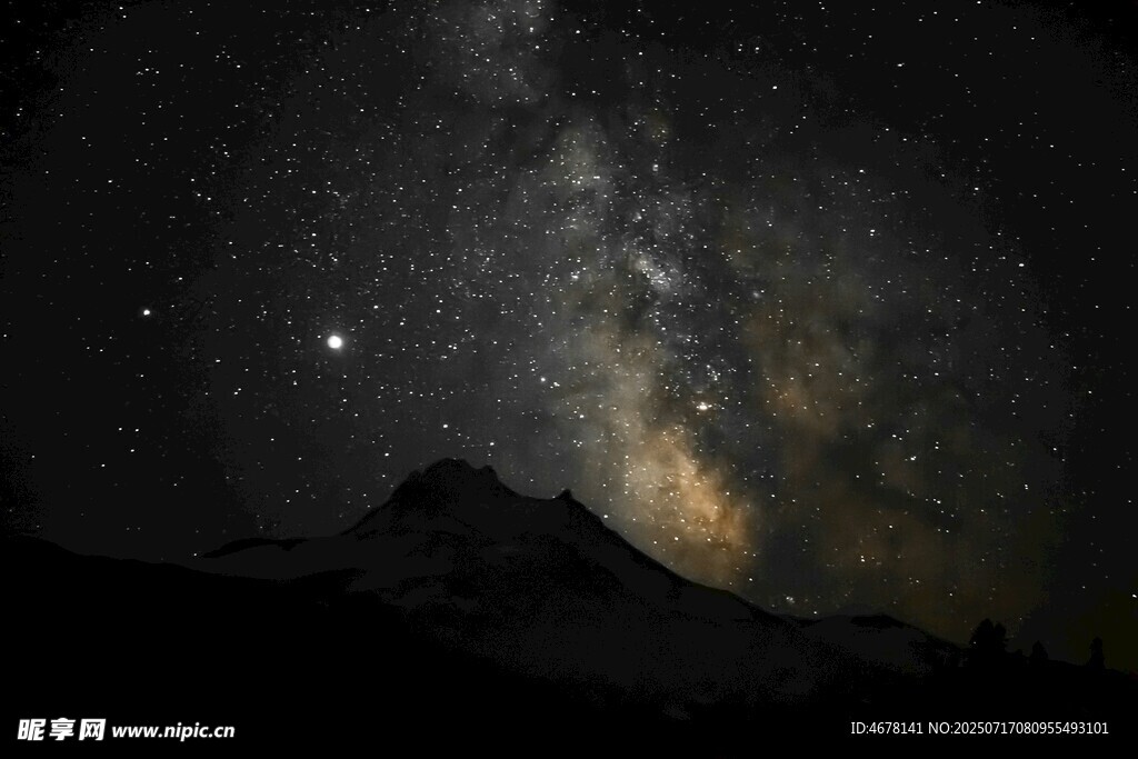夜空下的壮丽星河与山峦