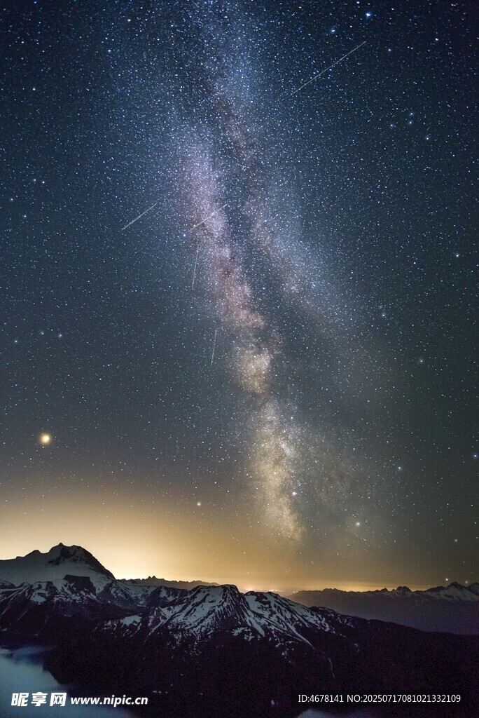 壮丽星空下的雪山美景