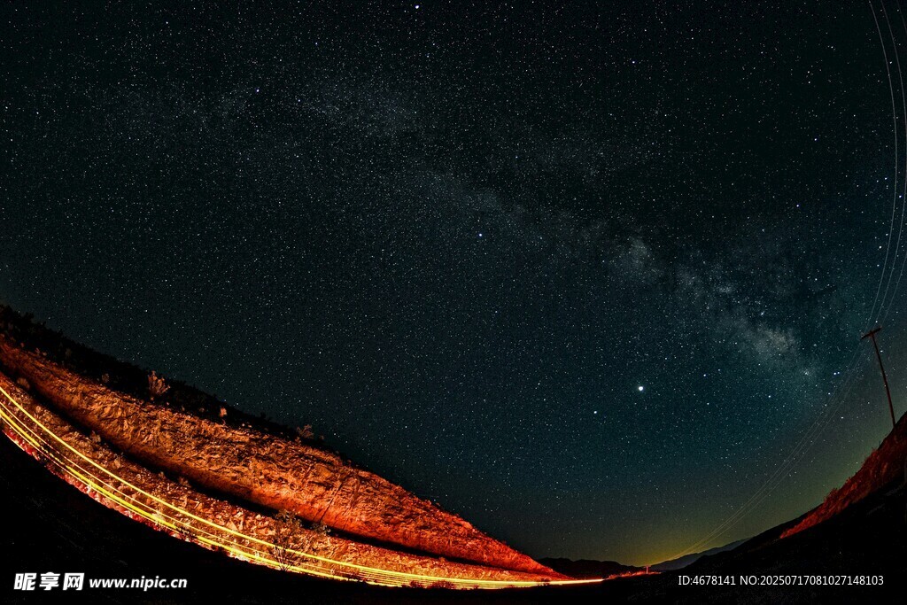 星空下的壮丽山峦夜景