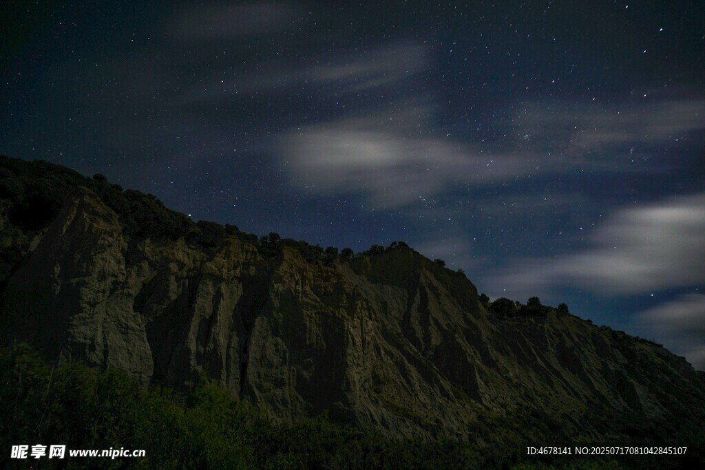 夜空下的山峦美景