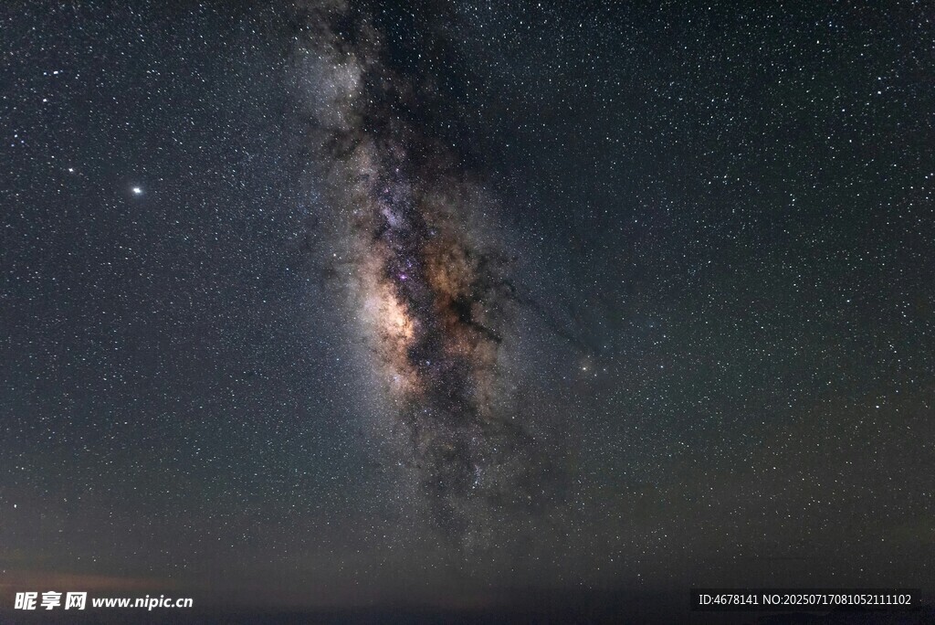 璀璨星河下的壮丽宇宙景观