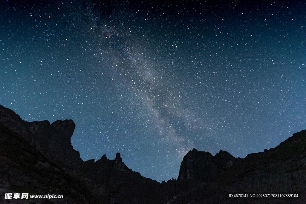 夜空下的山峦与璀璨星河