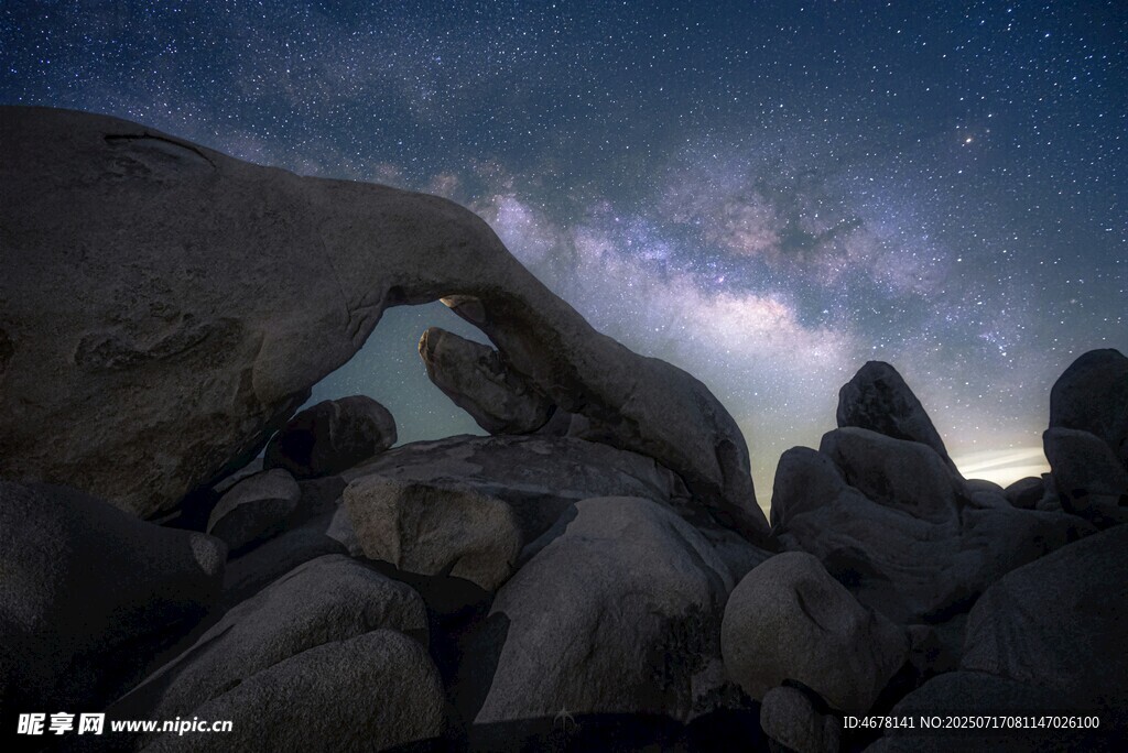 岩石间的璀璨星空夜景