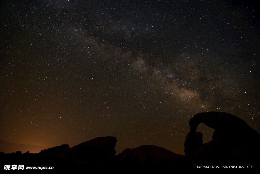 夜空下的壮丽星河与建筑