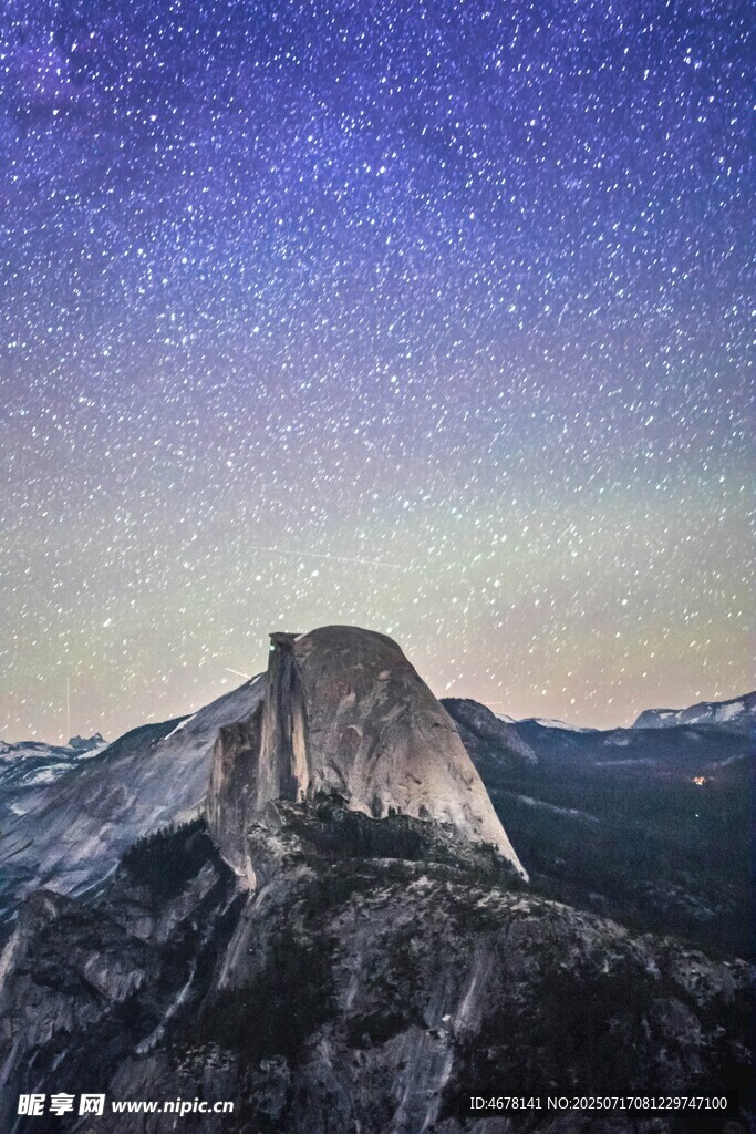 星空下的巍峨山峰