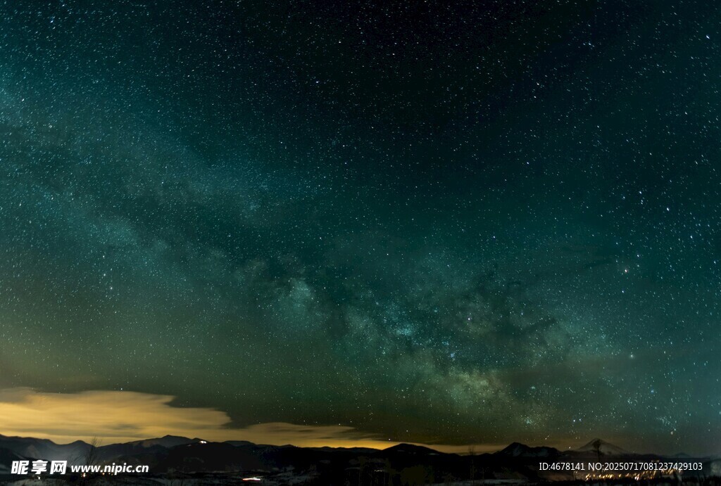 璀璨星空下的壮丽夜景