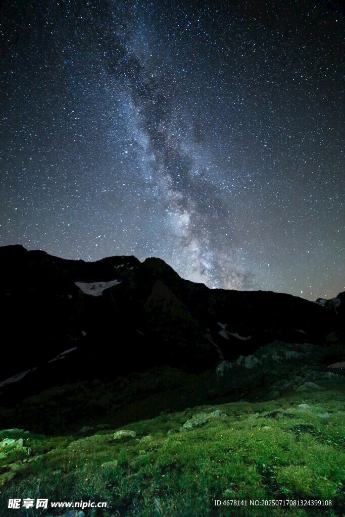 山间璀璨星空夜景