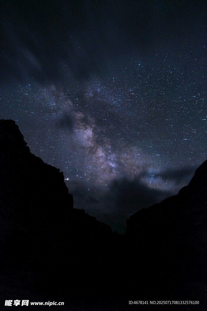 夜空下的山峦与璀璨星河