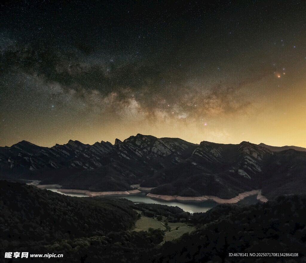 山间暮色星空下的壮美景色