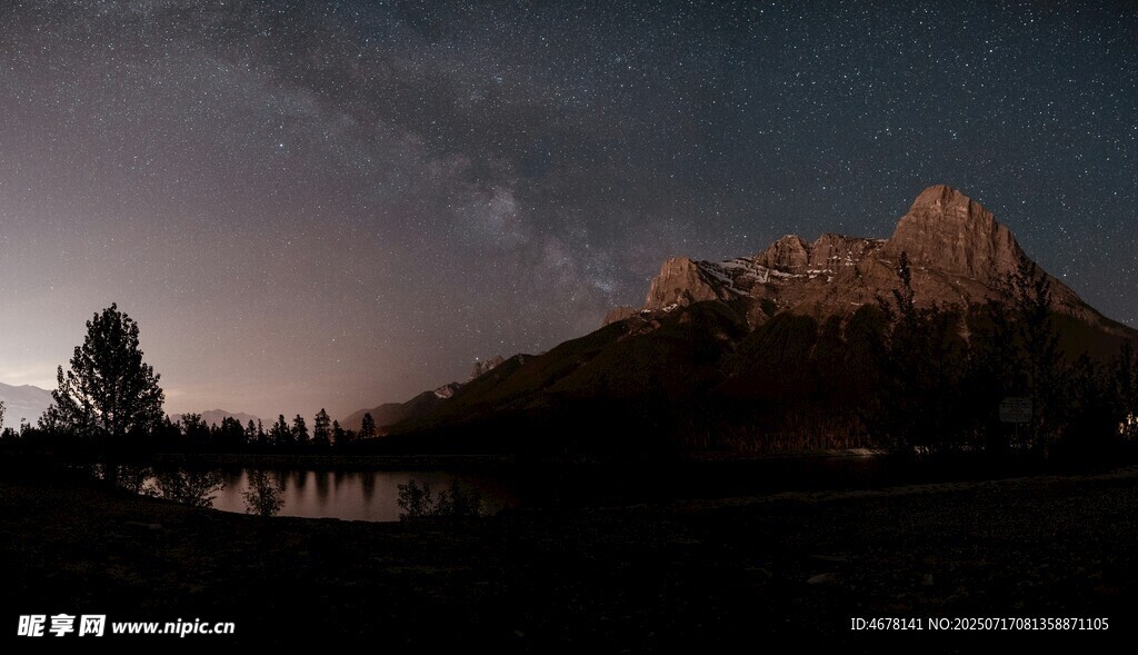夜空下的山峦与静谧湖水