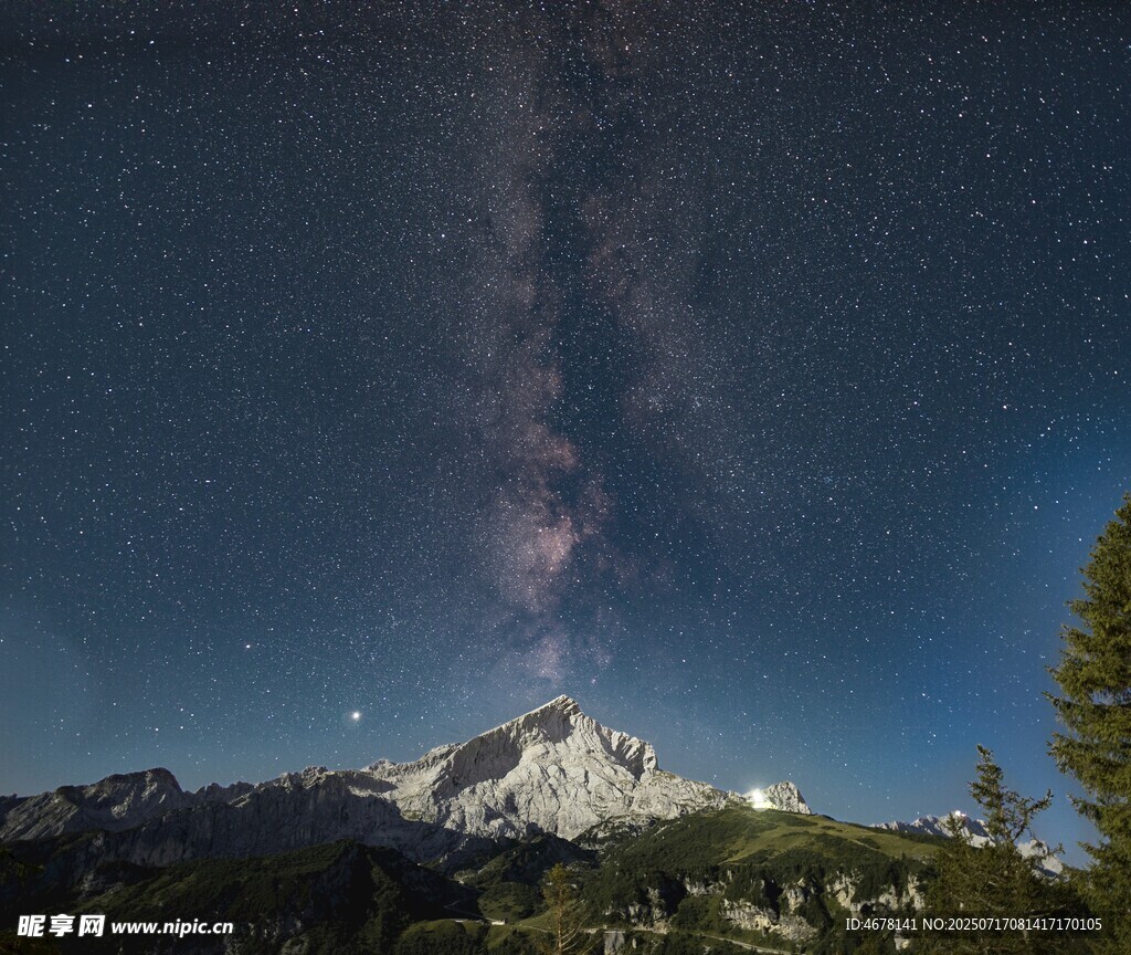 雪山星空下的静谧美景
