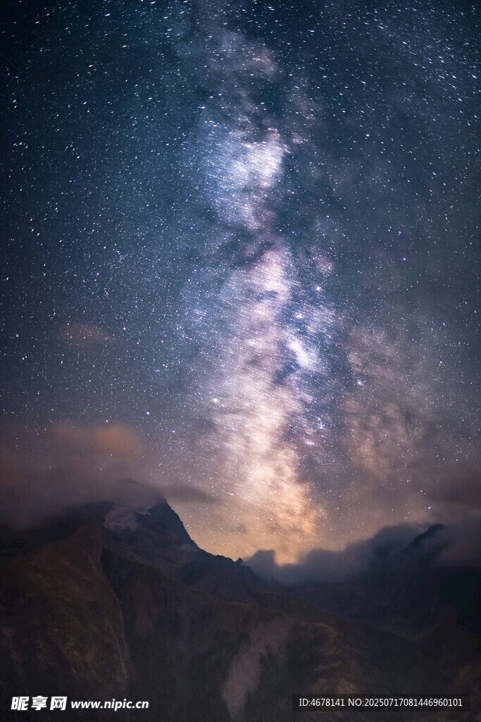 星空下的壮丽山脉景观