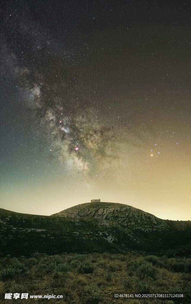 星空下的山峦美景