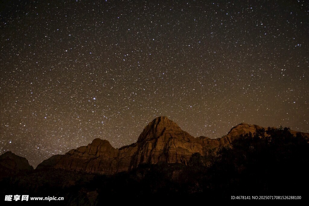 星空下的巍峨山峦