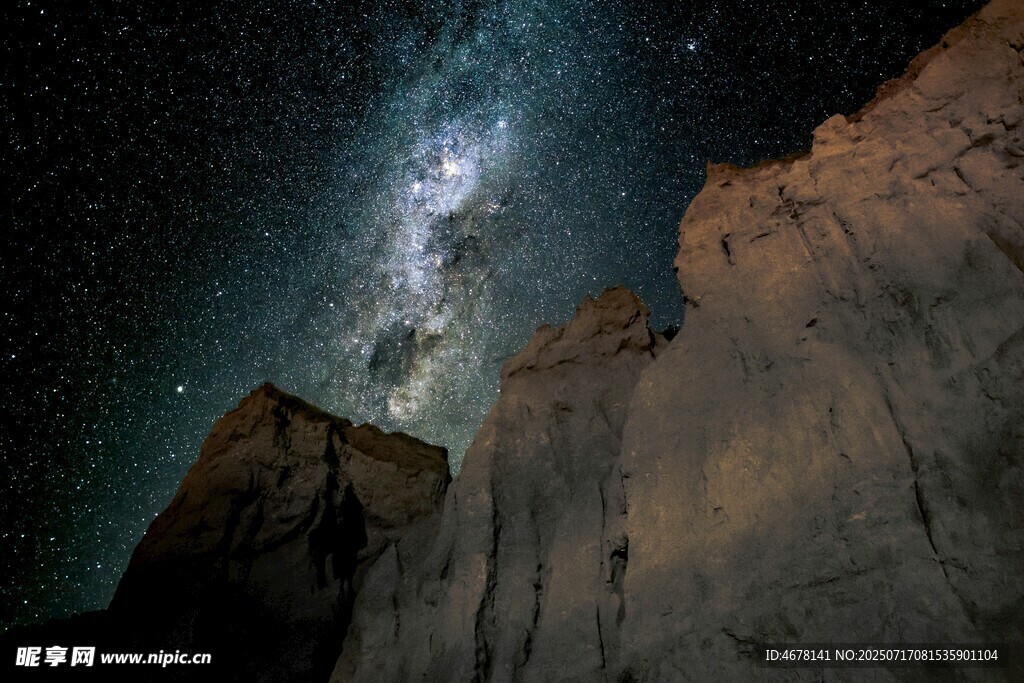 夜空下的壮丽岩石与星河