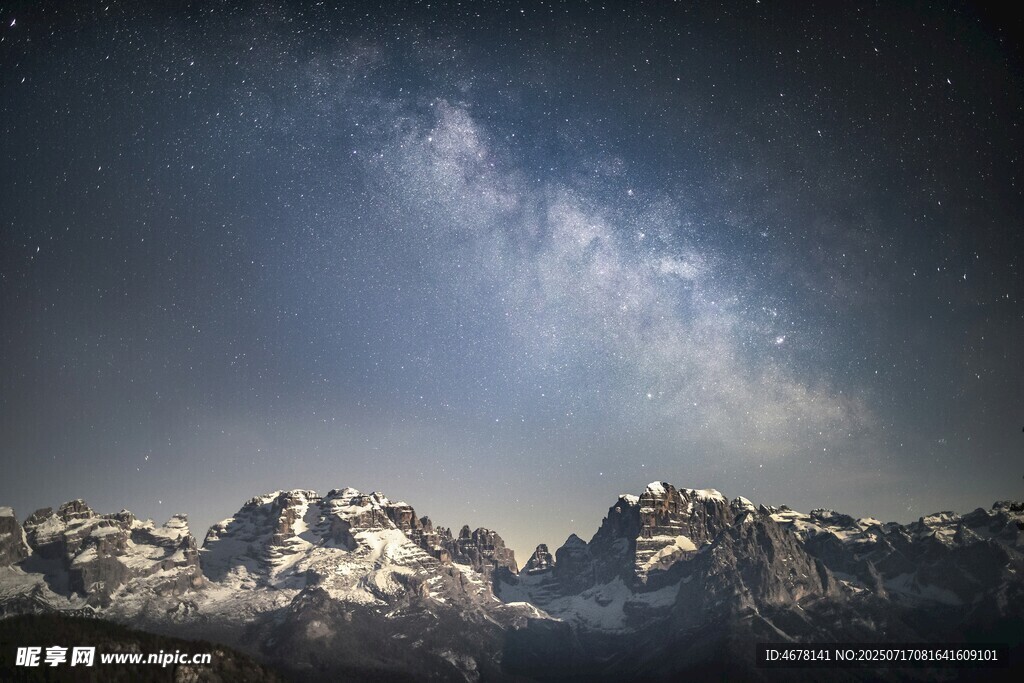 星空下的壮丽雪山
