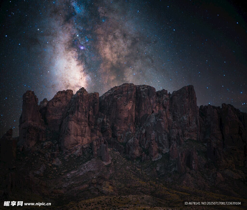 星空下的壮丽山峦