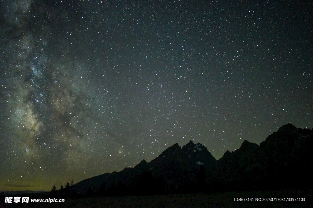 夜空下的山峦与璀璨星河