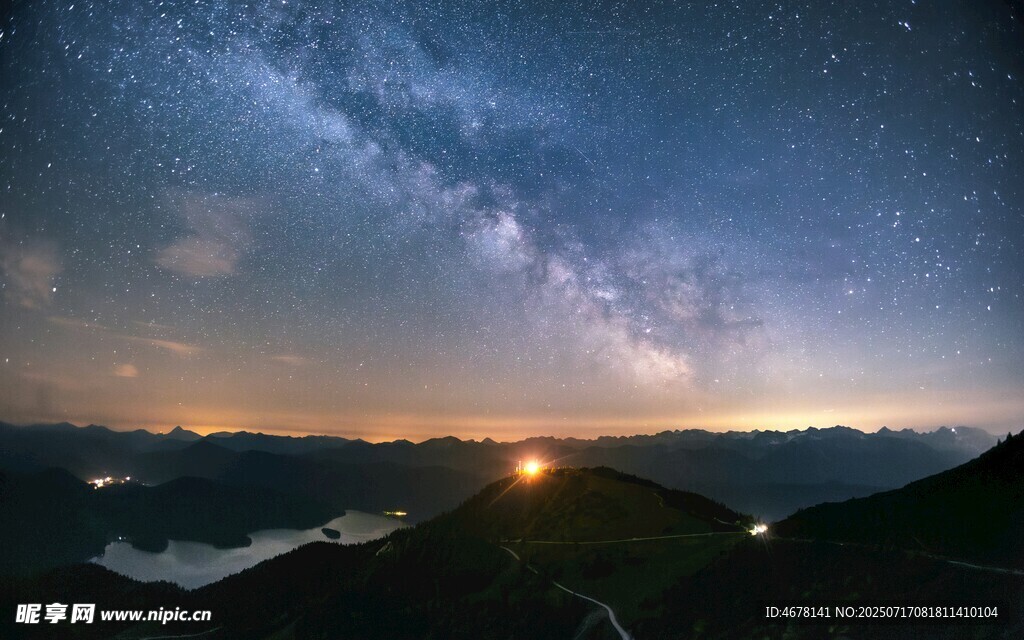 壮丽星空下的山峦夜景