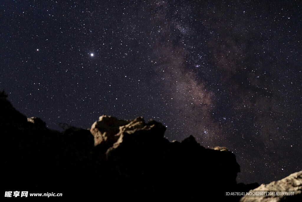 夜空下的山峦与璀璨星河