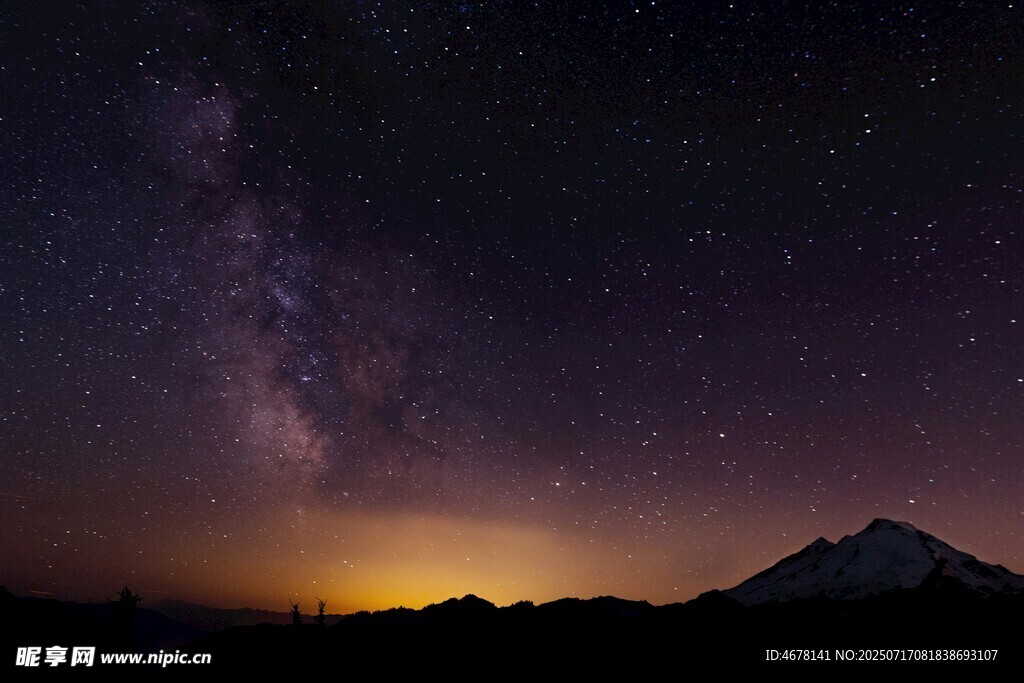 星空下的山峦美景