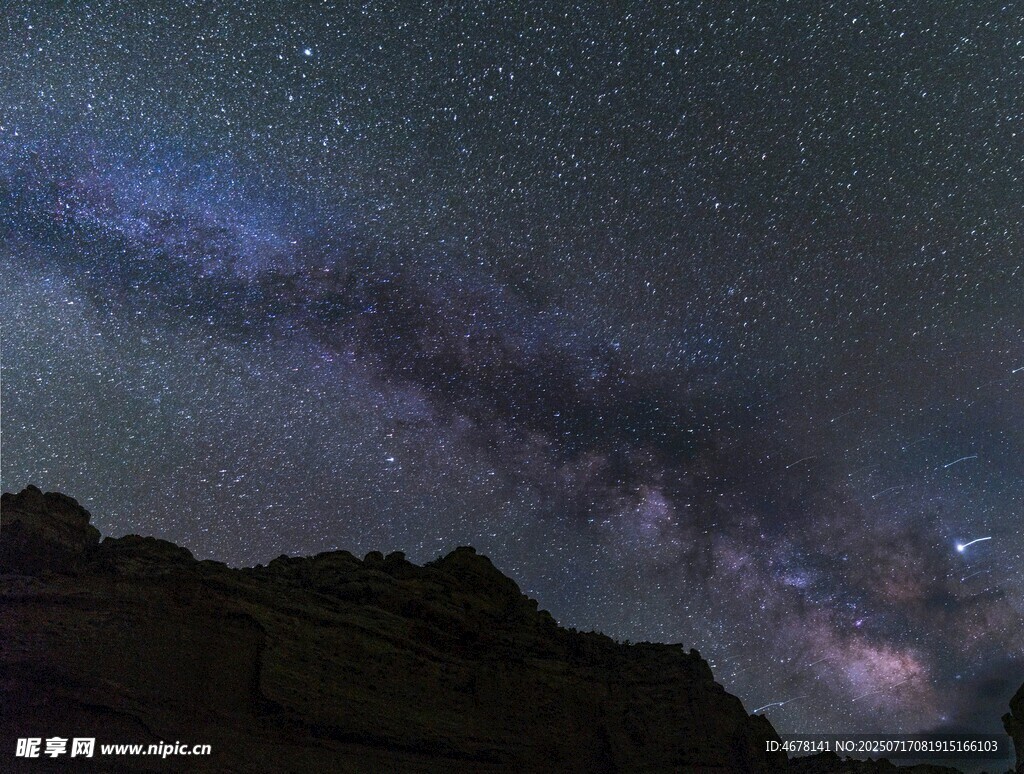 壮丽星空下的山峦夜景