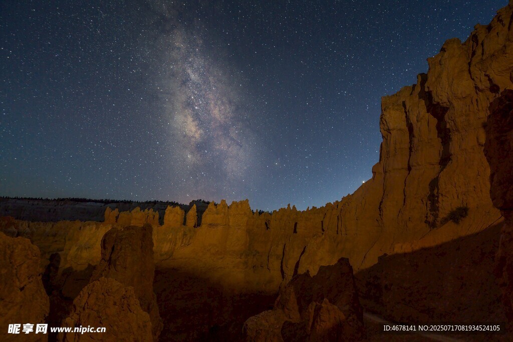 星空下的壮丽峡谷景观
