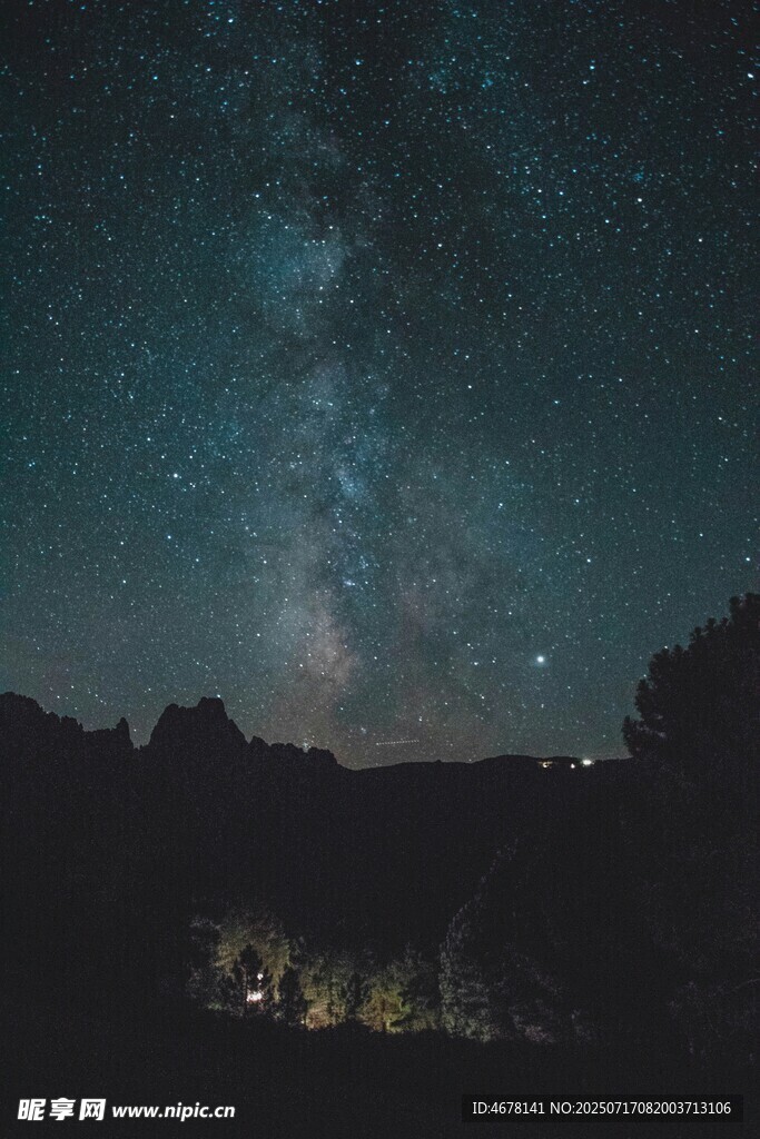 山间璀璨星空夜景