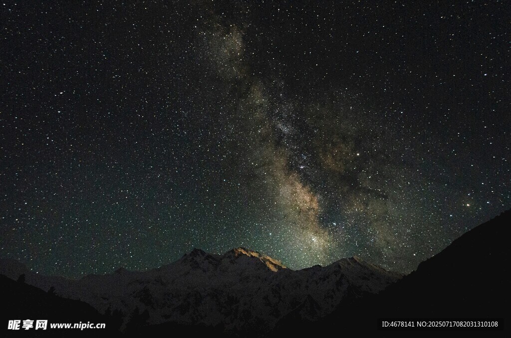 夜空下的雪山与璀璨星河