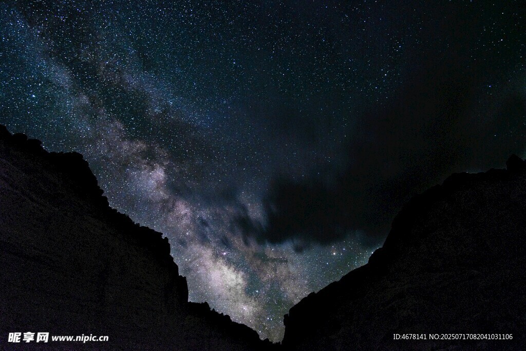 山间璀璨星空美景