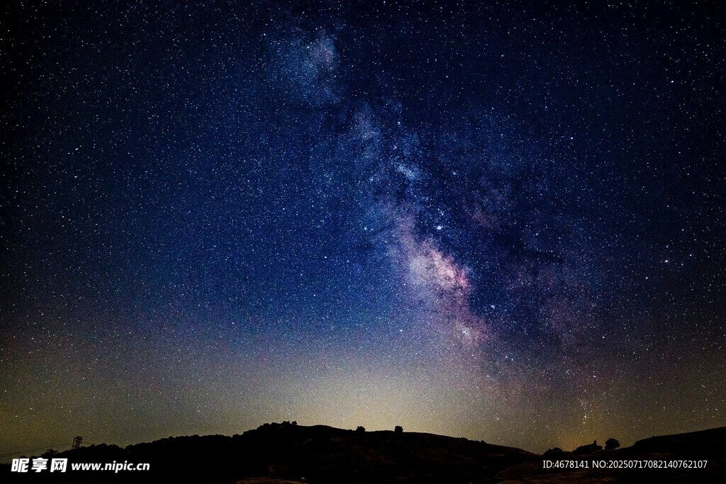 璀璨星空下的山峦剪影