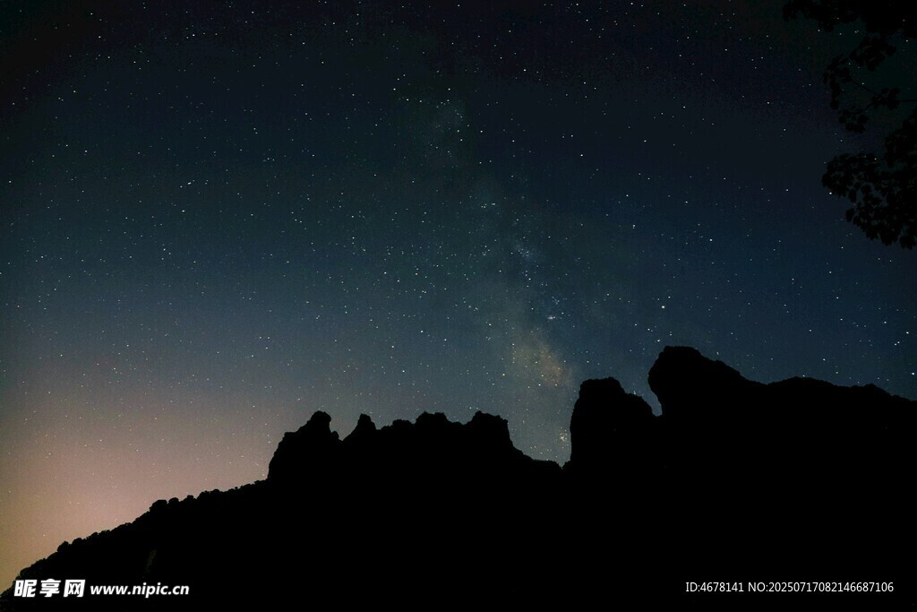 夜幕下的山峦与璀璨星空